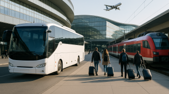 Prijazd k terminalu letiska Viedeň, autobus a vlakove nastupiste, cestujuci s kuframi mieria k terminalu, rano