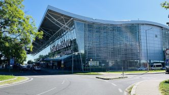 Budova Terminálu A Letiska M. R. Štefánika v Bratislave s nápisom Airport Bratislava