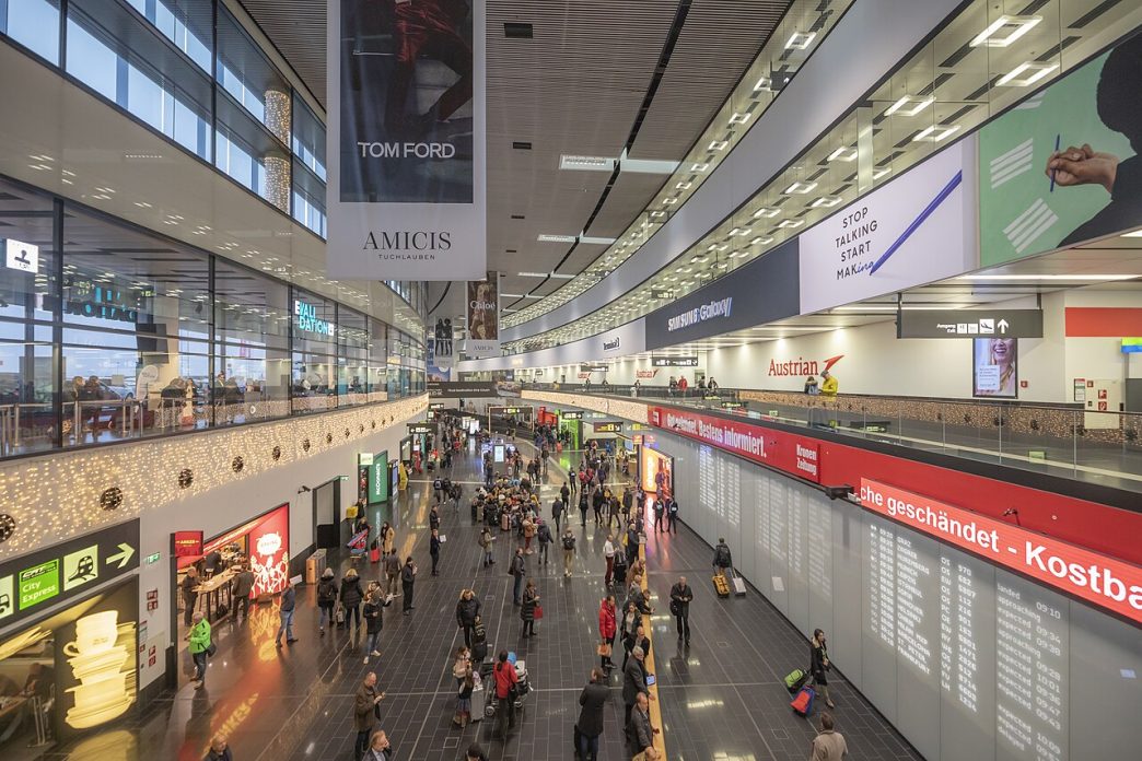 Interiér odletovej haly Terminálu 3 na Letisku Viedeň-Schwechat