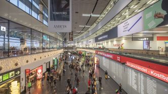 Interiér odletovej haly Terminálu 3 na Letisku Viedeň-Schwechat