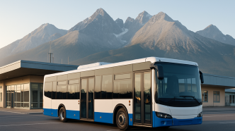 Mestský autobus pred terminálom malého horského letiska, v pozadí štíty vysokých hôr – ilustračný obrázok