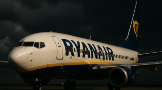 Detail nosa lietadla Ryanair pod dramatickou oblohou, predný trojštvrťový uhol