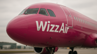Detailný záber na prednú časť trupu lietadla Wizz Air s logom na apróne letiska, mäkké difúzne svetlo.