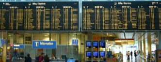 Veľké informačné tabule s odletmi a príletmi v hale terminálu