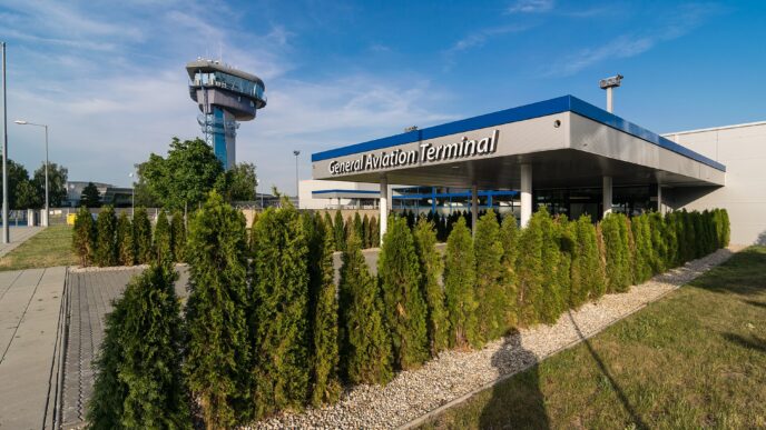 Budova terminálu letiska M. R. Štefánika v Bratislave s riadiacou vežou
