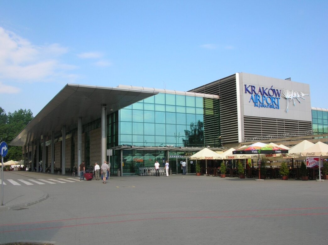 Budova krakovského letiska s nápisom Kraków Airport