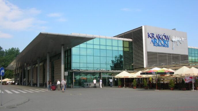 Budova krakovského letiska s nápisom Kraków Airport