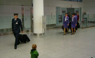 Cestujúci v hale letiskového terminálu