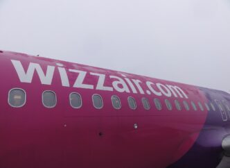 Detail trupu lietadla Wizz Air s nápisom wizzair.com