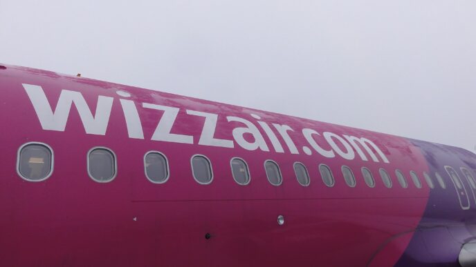 Detail trupu lietadla Wizz Air s nápisom wizzair.com