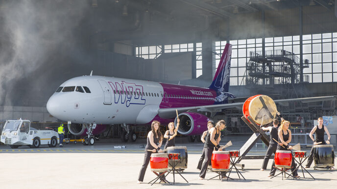 Lietadlo Wizz Air s pristavenými schodmi a pozemným personálom