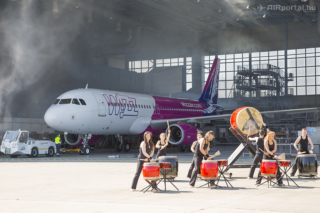 Lietadlo Wizz Air s pristavenými schodmi a pozemným personálom