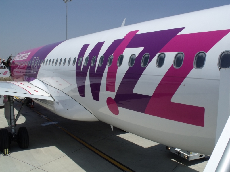 Detail trupu lietadla Wizz Air s logom Wizz