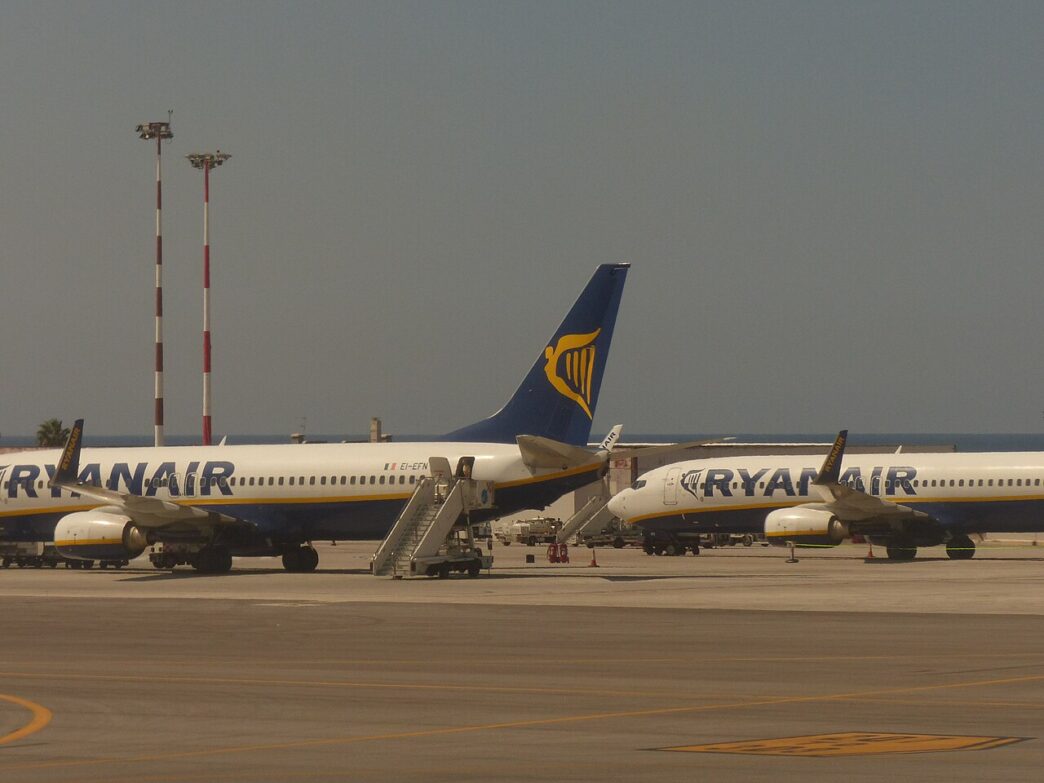 Viacero lietadiel Ryanair zaparkovaných na odbavovacej ploche