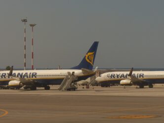 Viacero lietadiel Ryanair zaparkovaných na odbavovacej ploche