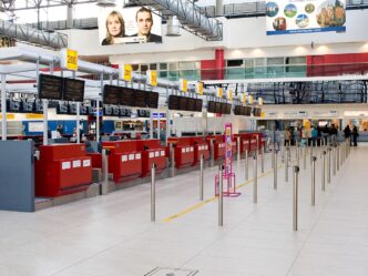 Rad zábran pred odbavovacími priehradkami v odletovej hale