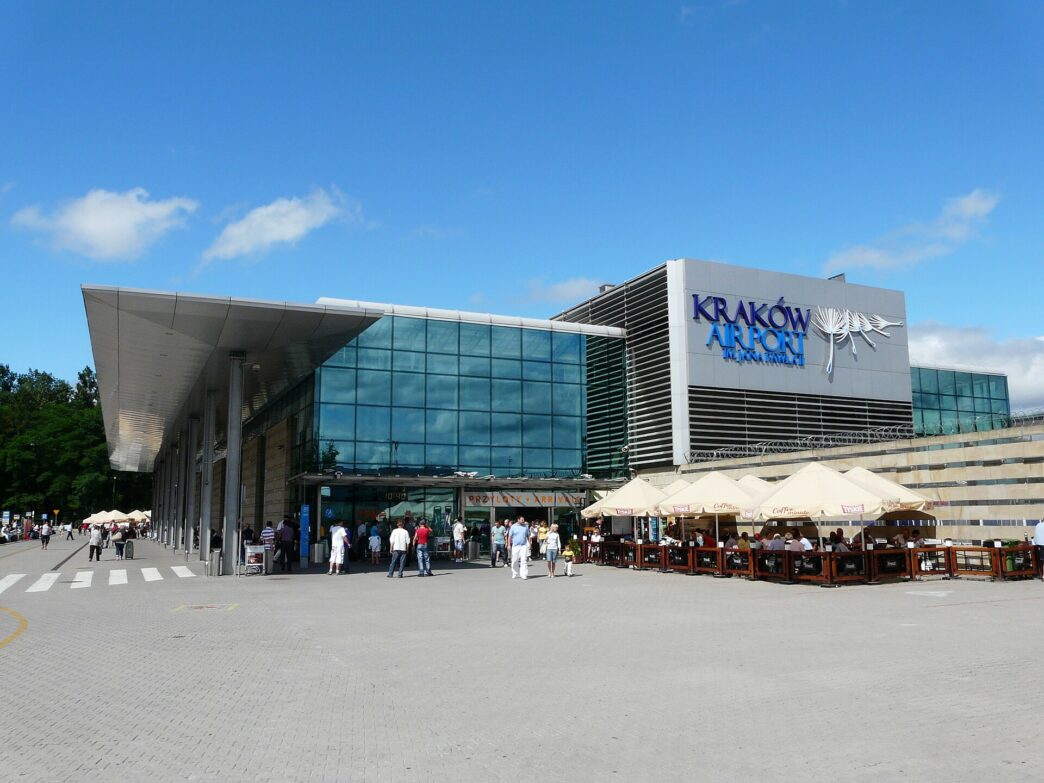 Presklená budova terminálu letiska Krakov-Balice
