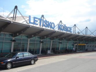 Terminál letiska Košice s nápisom Letisko Košice a parkoviskom pred budovou