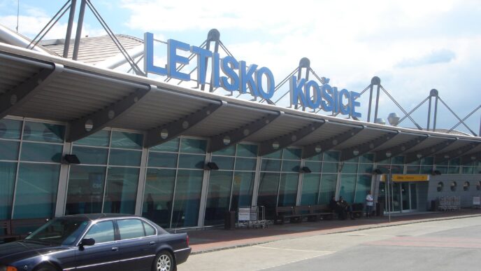 Terminál letiska Košice s nápisom Letisko Košice a parkoviskom pred budovou