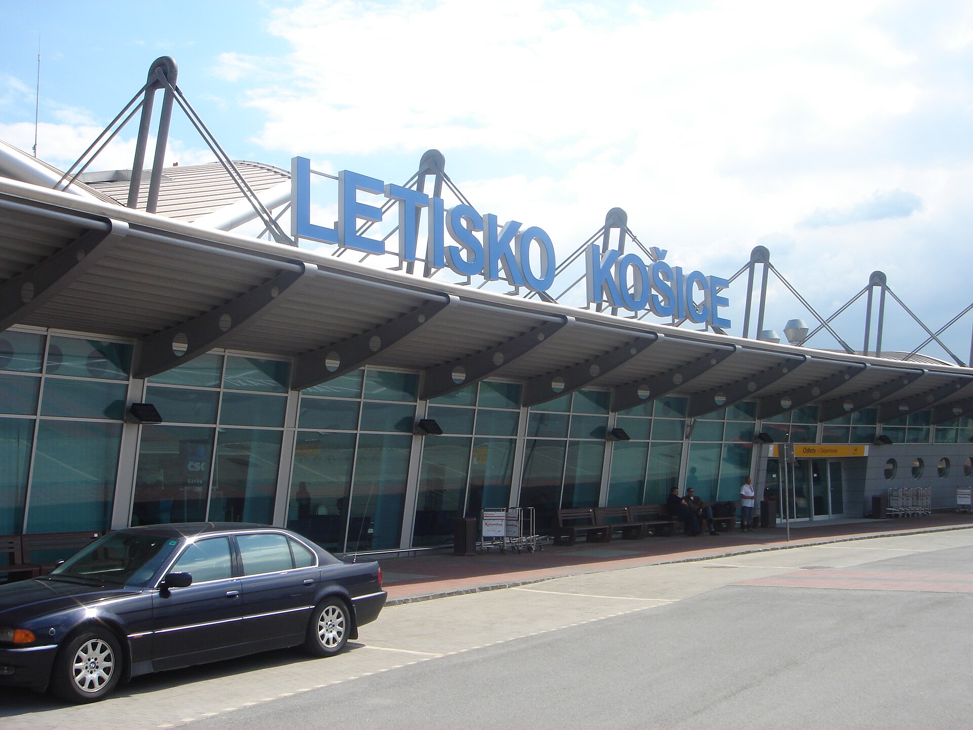 Terminál letiska Košice s nápisom Letisko Košice a parkoviskom pred budovou