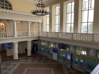 Odbavovacia hala letiska Vilnius s prepážkami a informačnými tabuľami, pohľad z poschodia