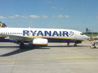 Boeing 737 spoločnosti Ryanair rolujúci po ploche letiska