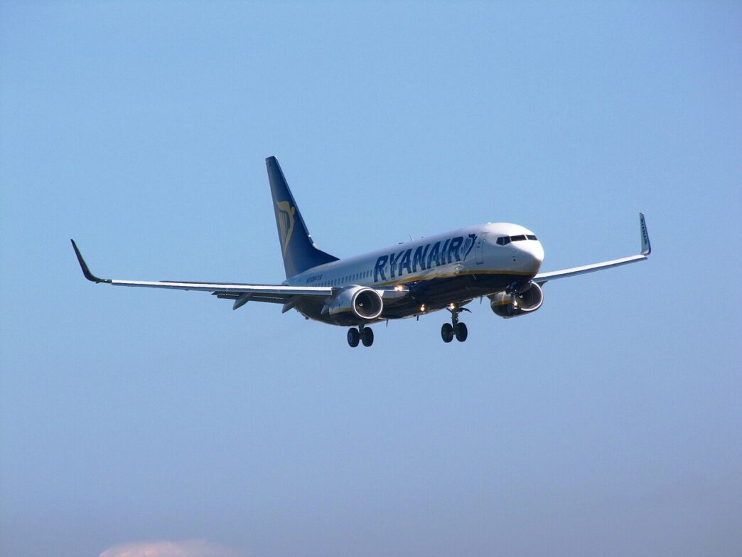 Dopravné lietadlo Boeing 737 tesne pred dosadnutím na dráhu
