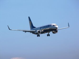 Dopravné lietadlo Boeing 737 tesne pred dosadnutím na dráhu