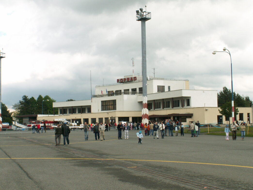 Cestujúci pred terminálom letiska Poprad-Tatry