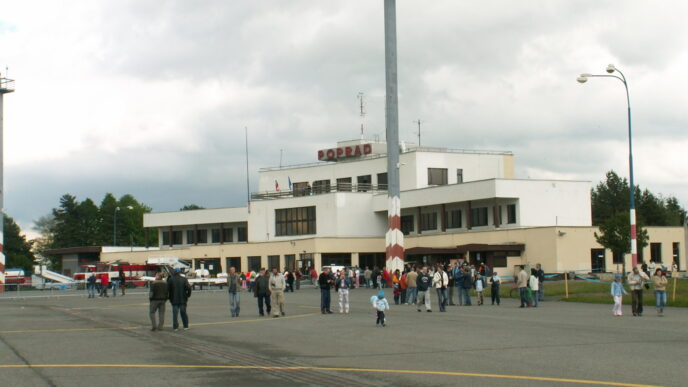 Cestujúci pred terminálom letiska Poprad-Tatry