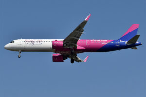 Lietadlo Airbus A321 spoločnosti Wizz Air za letu na modrej oblohe