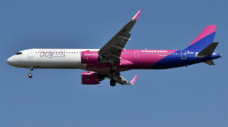Lietadlo Airbus A321 spoločnosti Wizz Air za letu na modrej oblohe